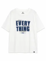 Remera blanca de corte holgado con estampado gráfico frontal en tonos azul oscuro que incluye la frase 'EVERYTHING POSSIBLE' y otros textos decorativos.