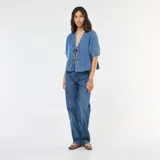 Pantalón de jean azul de corte recto y talle alto.