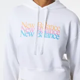 Canguro blanco de algodón y poliéster con capucha y cordón ajustable. Estampado frontal con el logo de New Balance en colores degradados.