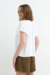 Blusa de manga corta color negro, con escote en V y frunces en los hombros, de diseño holgado y ligero.