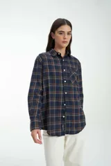 Camisa a cuadros azul marino y marrón, de corte recto, manga larga y cuello clásico.