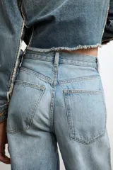 Jeans de mujer tiro alto, color celeste claro lavado, con cinco bolsillos y pierna extra ancha y larga.