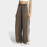 Pantalón Adidas Originals wide leg de satén con estampado animal print, cintura elástica y las icónicas tres tiras blancas a lo largo de los laterales.