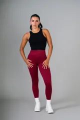 Top blanco de tejido de punto acanalado, corte cropped y cuello redondo.