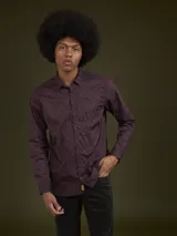 Camisa de manga larga color borgoña con estampado floral azul.