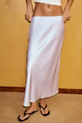 Falda midi de tiro alto y cintura elástica, confeccionada en tejido satinado de color negro.