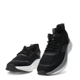 Championes deportivos Umbro modelo Vanta, color negro con detalles en gris y suela blanca. Confeccionados en malla transpirable y materiales sintéticos, con logo de la marca en el lateral.