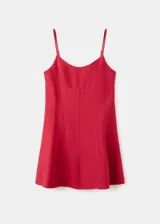 Vestido corto rojo de tirantes finos, con diseño fluido y tejido plisado.