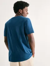 Camiseta básica de corte regular, cuello redondo y manga corta, confeccionada en tejido de algodón liso.