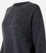Suéter gris melange de punto con cuello redondo y manga larga.