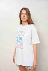 Remerón de algodón blanco con diseño estampado en el frente de temática marina con texto en rojo y azul.