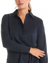 Remera de modal con cuello solapa, escote en V y cierre frontal con botones. Presenta mangas largas con puños elásticos y un corte recto con dobladillo ligeramente más largo en la parte posterior.