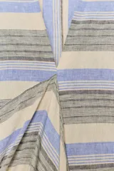 Túnica midi ZARA Woman Collection confeccionada en hilatura con mezcla de lino, con diseño a rayas en tonos beige, gris y azul. Presenta escote en V, manga por debajo del codo, detalle de frunces en el delantero y bajo asimétrico.