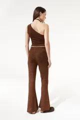 Pantalón negro de lurex elastizado, de tiro alto y pierna acampanada.