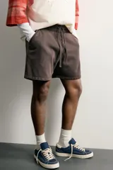 Bermuda jogger marrón de corte relajado, con efecto lavado, cintura elástica con cordón de ajuste y bolsillos laterales.