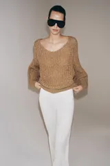 Sweater de punto con cinta entrelazada, color tostado, escote redondo pronunciado y manga larga con puños ajustados.
