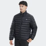Campera puffer negra con cierre frontal, cuello alto y diseño acolchado horizontal. Cuenta con logo pequeño en el pecho.