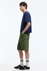 Bermuda cargo verde militar de ripstop de algodón, con bolsillos laterales con solapa, bolsillos al bies y corte holgado.