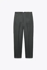 Pantalón tobillero gris oscuro de tiro alto con costuras marcadas en delantero y espalda, bolsillos delanteros de vivo y cierre frontal con cremallera, botón interior y gancho metálico.