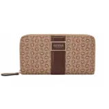 Billetera Guess modelo Isabella, de formato rectangular con cierre perimetral. Presenta un diseño estampado con el monograma de la marca en tonos marrones y una franja central vertical en color marrón oscuro con placa metálica dorada que incluye el logo de la marca.