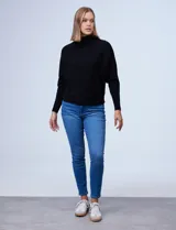 Buzo verde militar en tejido acanalado marca Philosophy, de cuello alto y manga larga japonesa.