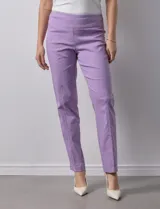 Pantalón celeste en gabardina elastizada marca Zac & Rachel. Pretina ancha con faja interna modeladora. Largo de pierna con costura frontal pespunteada. Trasera con bolsillos ojal simulados.