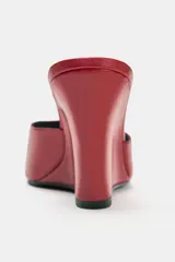 Sandalia tipo mule con plataforma de cuña alta, color rojo brillante, con tira ancha en la parte delantera y punta cuadrada.