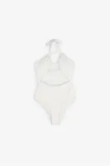 Traje de baño enterizo blanco con aberturas en la parte delantera y trasera, con frunce en el escote y tiras multiposición.