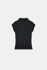 Camiseta de corte slim fit, color negro, con cuello subido y manga corta.