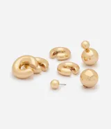 Kit de aros dorados con acabado brillante y efecto espejado, compuesto por pendientes tipo ear jacket con esferas de distintos tamaños y piercings de presión voluminosos para la oreja.