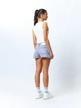 Short negro de jean con bolsillos cargo y terminación desflecada.