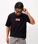 Remera negra de algodón con cuello redondo, manga corta y calce relaxed. Presenta una gran estampa en la espalda con la palabra "NAS" en rojo, la imagen del rapero y gráficos alegóricos de Nueva York.