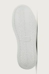 Zapatilla deportiva de diseño minimalista, confeccionada en material sintético negro con suela de plataforma blanca y detalle de contraste en el talón.
