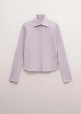 Camisa de manga larga color lila claro, con cuello clásico y cierre frontal de botones ocultos.