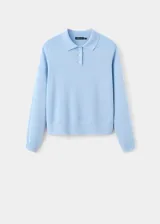Jersey de punto fino en mezcla de algodón y lana, color celeste, con cuello polo y cierre frontal de botones.