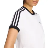 Remera Adidas de manga corta, color blanco con detalles negros en el cuello, los bordes de las mangas y las tres tiras características en los hombros. Incluye el logo del trifolio bordado en el pecho.