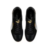 Championes Puma modelo Club Li Era, con diseño de perfil bajo en color negro, franja lateral blanca característica de la marca y suela de goma color caramelo. Presenta detalles en dorado en el logo lateral y la lengüeta.