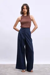 Musculosa de algodón acanalado con cuello redondo, corte ajustado y diseño sin mangas.