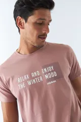 Remera de hombre color ladrillo, de manga corta y corte regular. Estampado frontal con texto 'Relax and enjoy the winter mood' y logo de la marca Mistral.