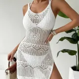 Vestido corto de playa color blanco, confeccionado en tejido calado con diseño geométrico. Presenta corte recto, tirantes finos, escote redondo y tajo lateral.