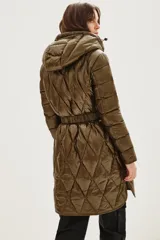 Campera puffer larga de color negro con diseño acolchado en forma de rombos. Cuenta con capucha, cierre frontal, bolsillos con cierre y un cinturón elástico con hebilla metálica en la cintura.