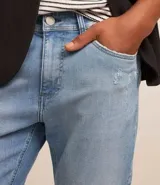 Pantalón de jean masculino, modelo slim, con lavado claro y pequeños desgastes en los bolsillos. Confeccionado en denim con elastano.