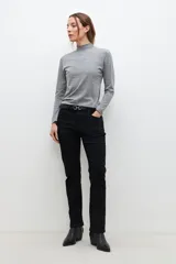 Remera gris melange de media polera con punto smock en el cuello y mangas largas.