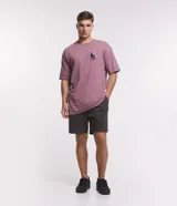 Bermuda masculina de sarga lavada color gris oscuro, con bolsillos laterales y presillas para cinturón.