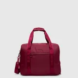 Bolso de viaje tipo duffle color bordó, con correas de mano con logo de la marca estampado, bolsillo frontal con cierre y correa de hombro ajustable y extraíble.