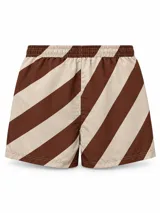 Short de baño con diseño de rayas diagonales anchas en color marrón y beige, cintura elástica con cordón de ajuste blanco y bolsillos laterales.