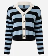 Cardigan de punto con diseño de rayas horizontales en negro y celeste. Presenta cuello polo en color crema, cierre frontal con botones y mangas largas.