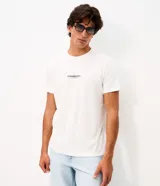 Remera de algodón blanca de corte comfort, con cuello redondo, manga corta y estampa en la espalda con ilustración de auto y la palabra 'Turbo' en azul.