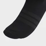 Pack de tres pares de medias soquetes Adidas color negro, con diseño de tres bandas en el empeine y logo de la marca en el tobillo. Cuentan con plantilla acolchada para mayor amortiguación.
