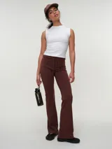 Musculosa básica blanca de corte ajustado y cuello redondo al cuerpo, confeccionada en algodón elastizado.